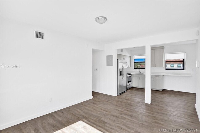 Building Photo - 1440 S Le Jeune Rd