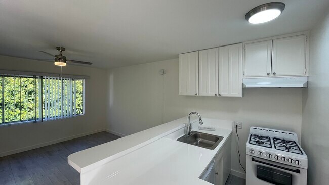 Building Photo - 240 S Reeves Dr