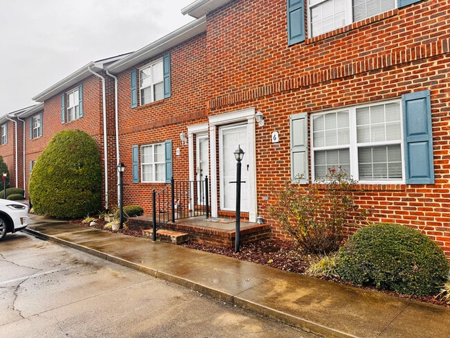 Building Photo - 5 Lexington Ct