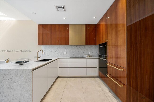 Foto del edificio - 2678 Tigertail Ave