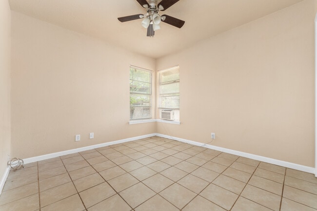 Building Photo - 218 E Villaret Blvd