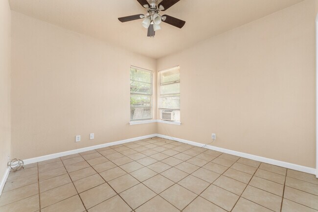 Foto del edificio - 218 E Villaret Blvd