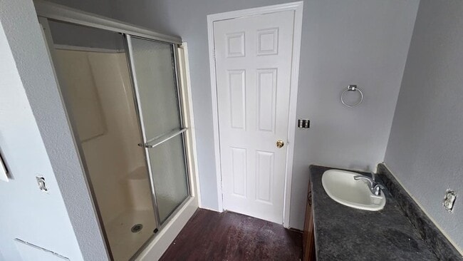 Building Photo - Great Country Living!