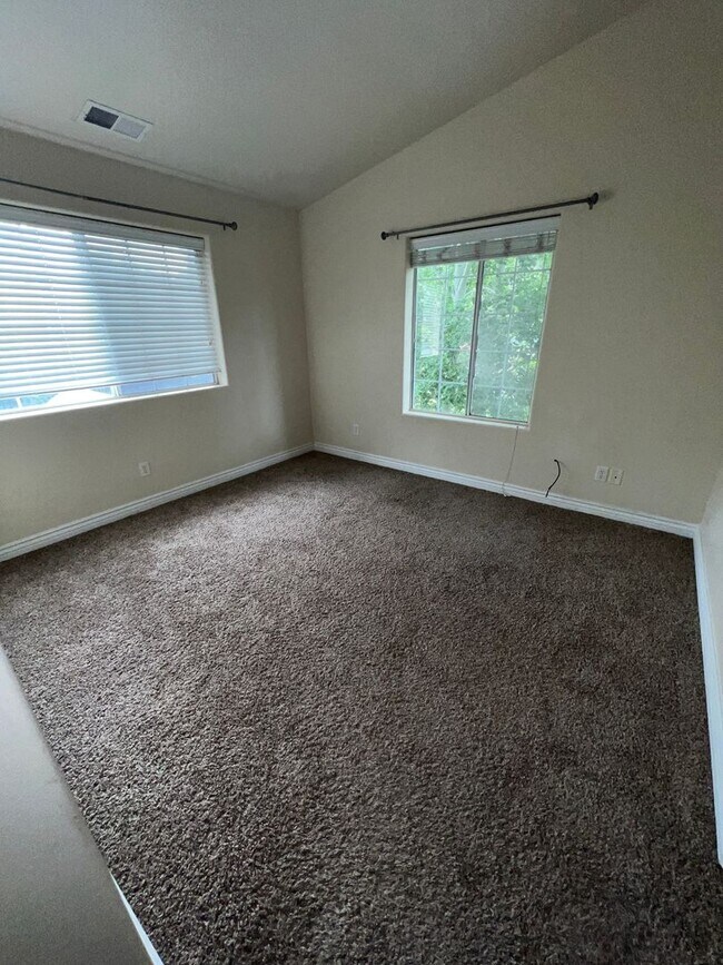 Building Photo - LIGHT, BRIGHT & SPACIOUS: 3 Bed/2.5 Bath T...