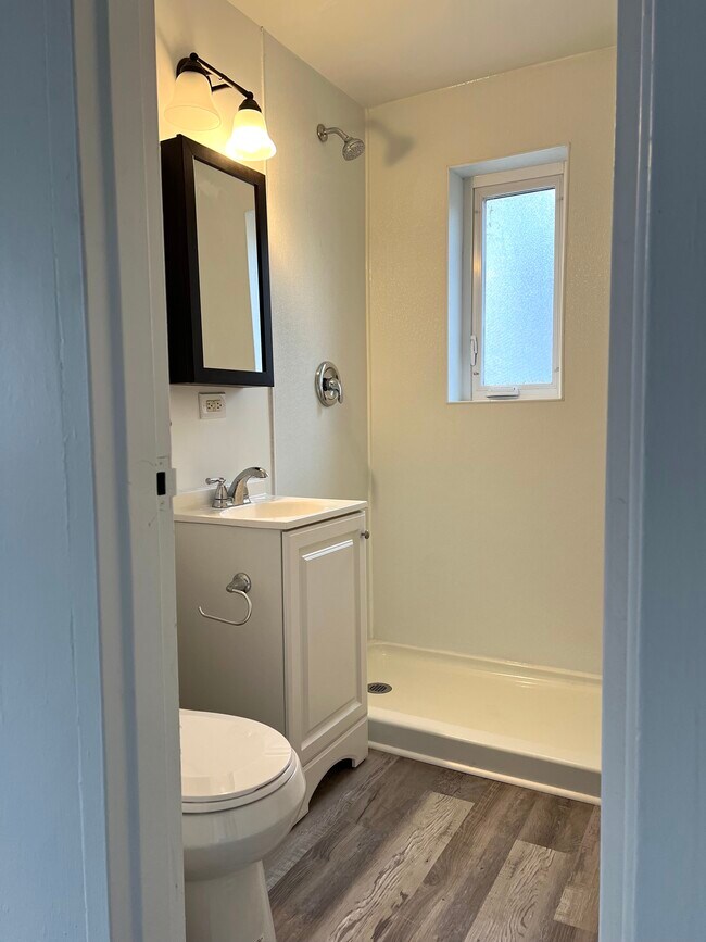 Baño - 320 W Berkeley St