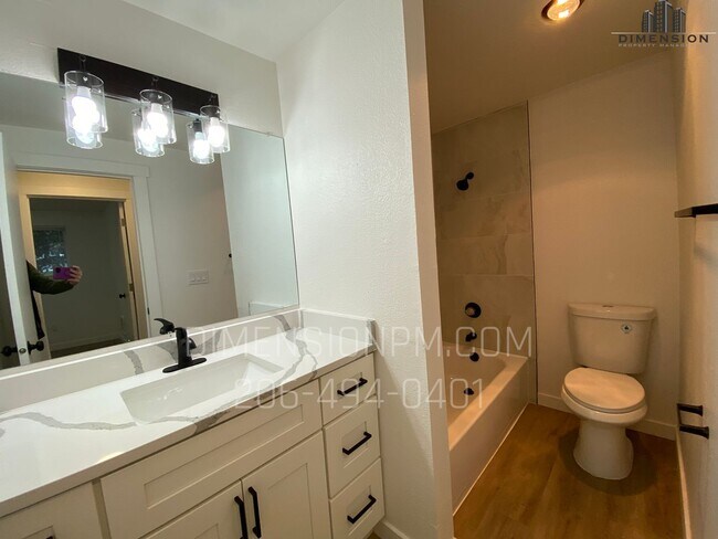 Foto del edificio - Bottom floor Condo with W&D hookups in Federal Way, Utilities Included!