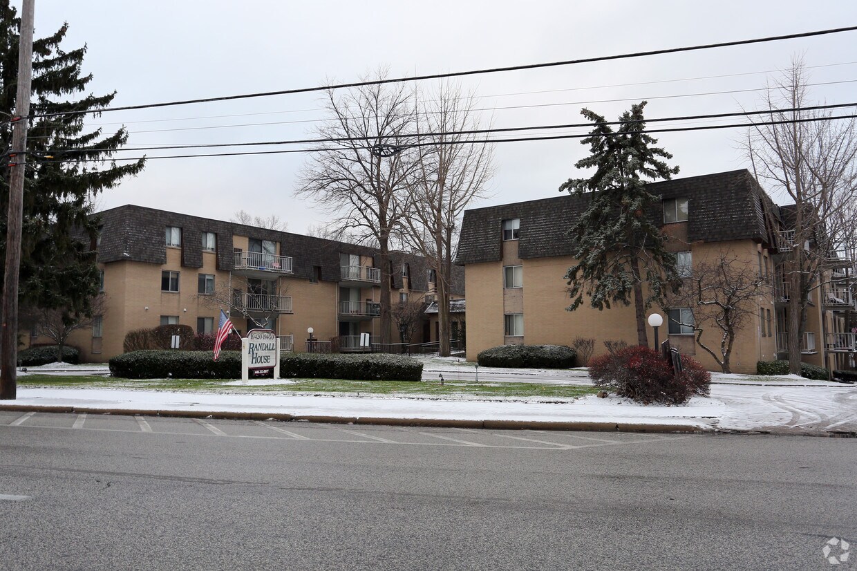 Randall House Apartments 19420 Lorain Rd Fairview Park, OH
