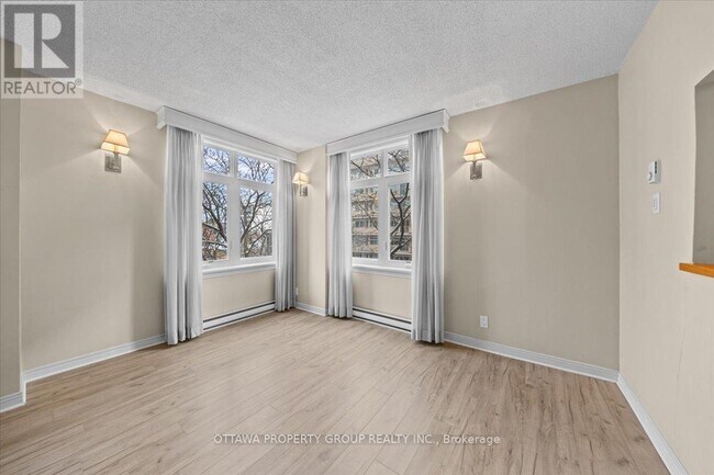 Building Photo - 215 Somerset St W