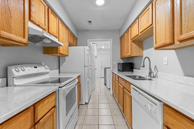 Building Photo - 6048 Brookwood Dr