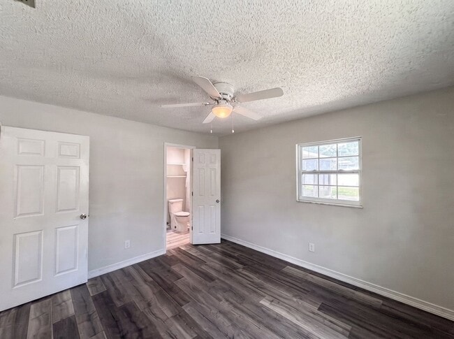 Building Photo - 1823 Lori Ln W