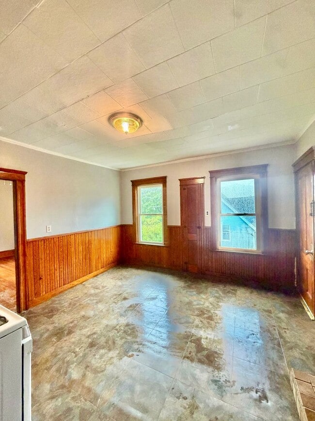 Building Photo - 212 Welles St