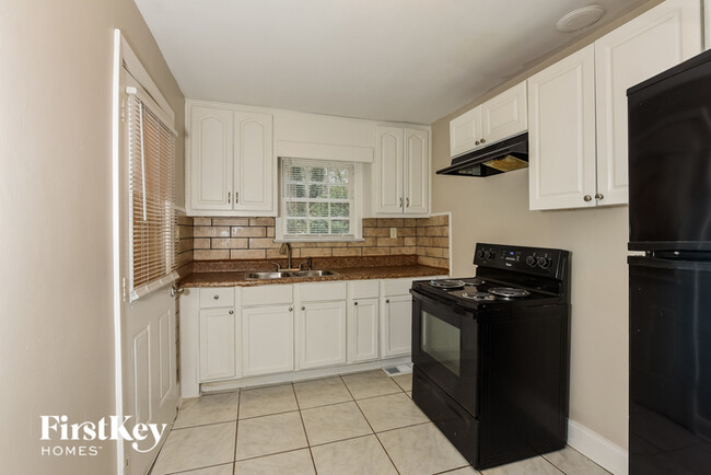 Building Photo - 1810 Oakmont Dr NW