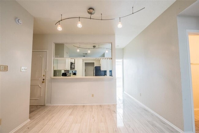 Building Photo - 806 W 24th St