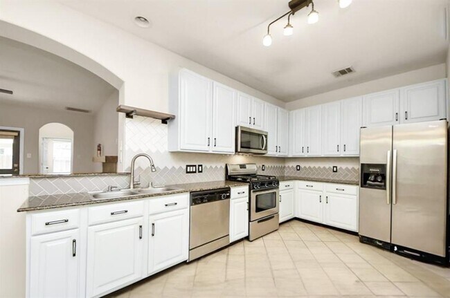 Foto del edificio - 827 Sweet Pine Dr