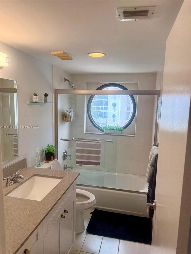 Building Photo - 3640 Yacht Club Dr