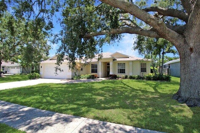 Foto del edificio - Annual rental: Spacious 3BR/2BA Creekwood Home with Office, Screened Lanai, EV Charger & Resort-S...
