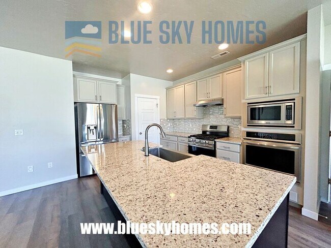 Building Photo - 2572 E Mariposa Dr