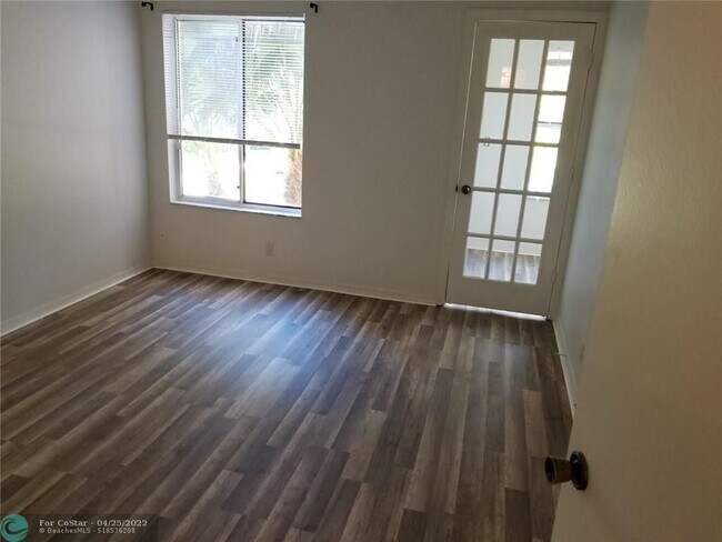 Foto del edificio - 3360 Pinewalk Dr N