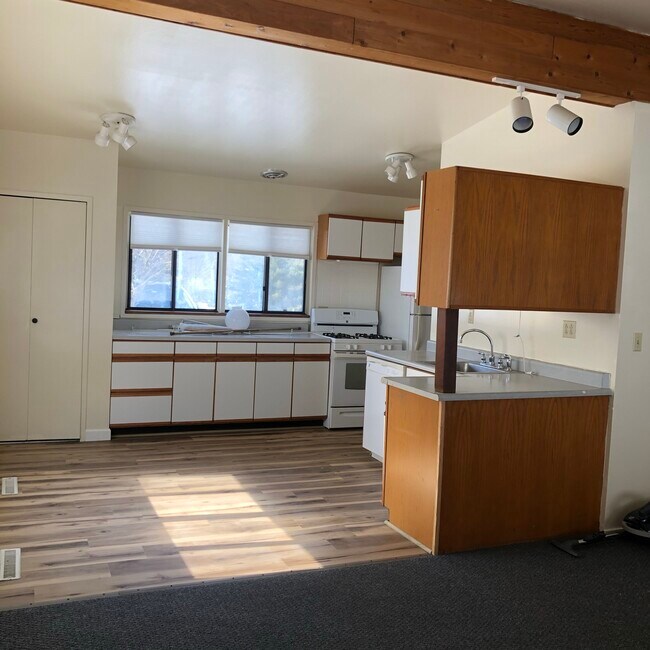 Building Photo - 110 Maple Ridge Dr