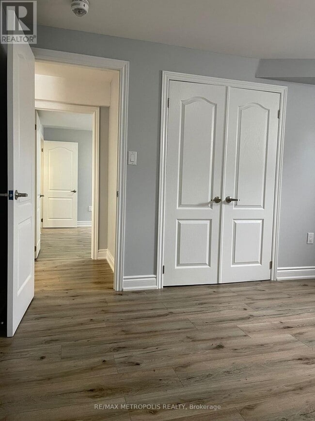 Building Photo - 2 Summitgreen Crescent