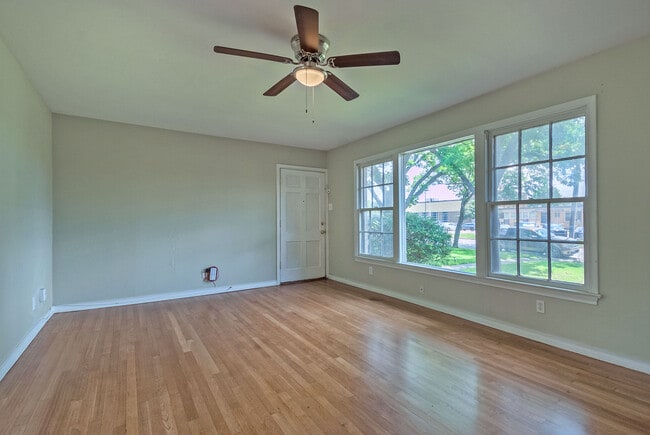 Building Photo - 1653 Mariposa Dr