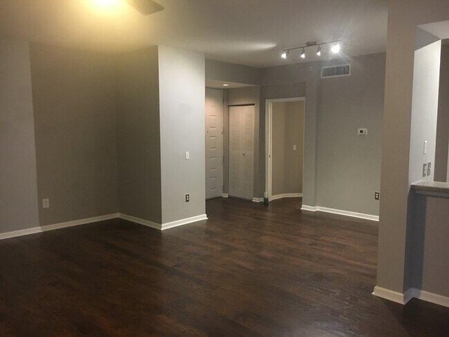 Foto del edificio - 1080 University Blvd