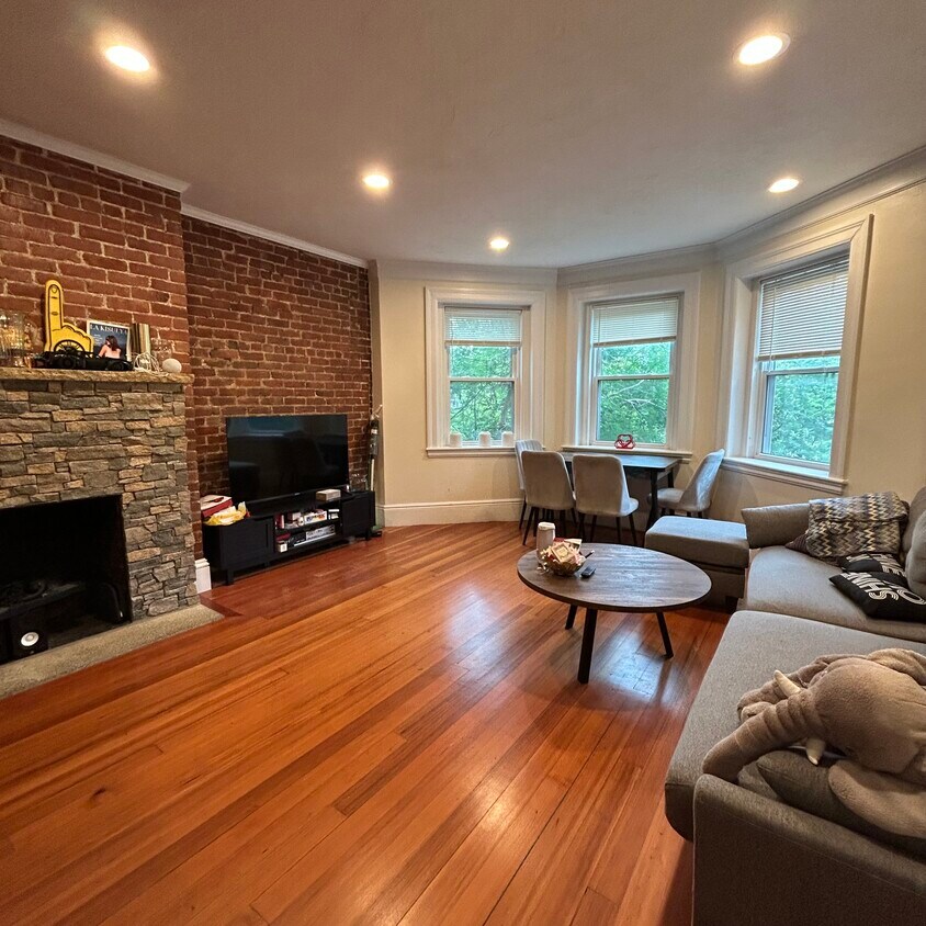Primary Photo - 1616 Beacon St