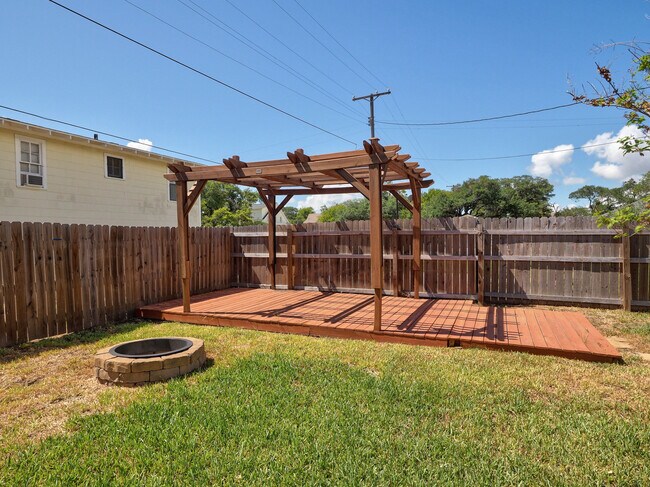 Building Photo - 442 W Yoakum Ave