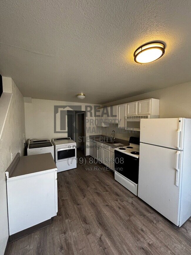 Building Photo - 1715 Oakshire Ln