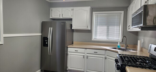 Building Photo - 412 S Orchard Dr