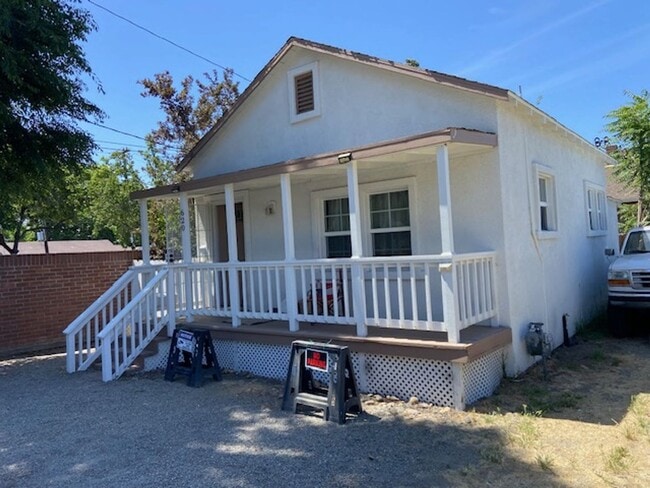 Building Photo - For Lease – Charming 1 Bedroom Cottage Nea...