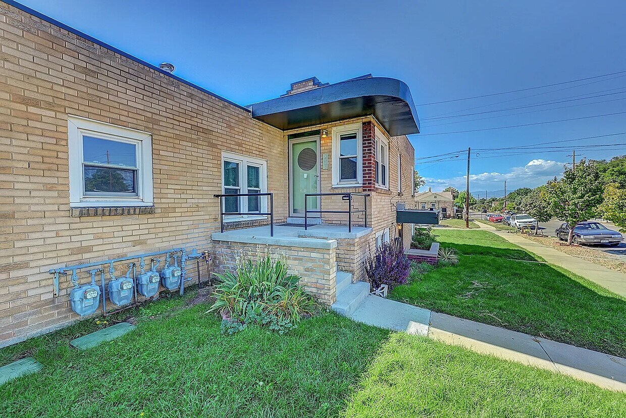 Foto principal - 3046 Bruce Randolph Ave