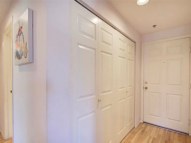 Foto del edificio - Must See Ballard Condo!!!