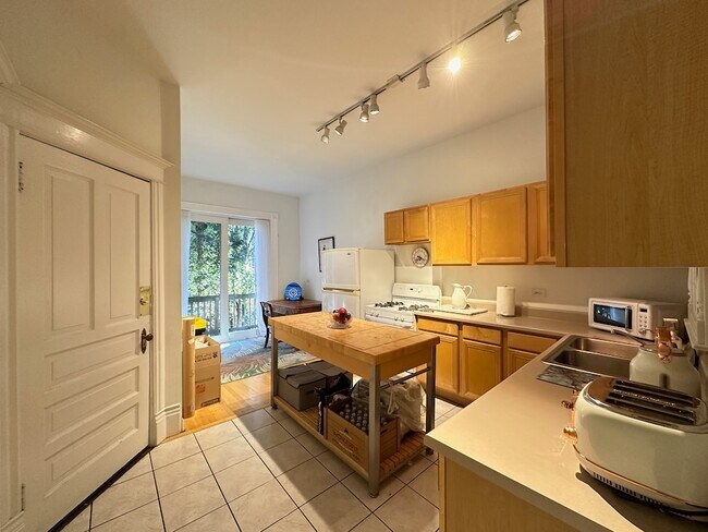 Building Photo - 647 W Roscoe St