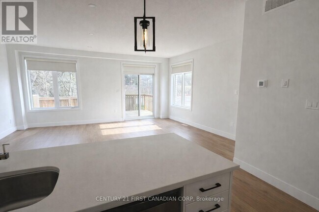 Photo du bâtiment - 1870 Aldersbrook Gate