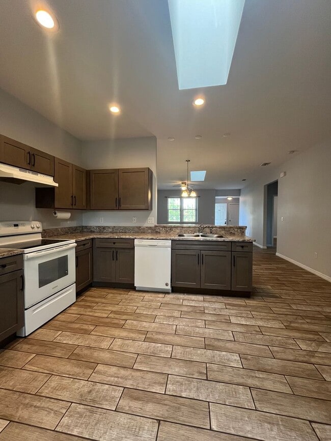 Building Photo - Spacious 3 Bedroom, 2 Bath Duplex – Newer ...