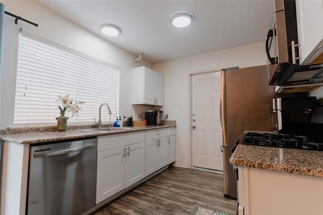 Building Photo - 9011 Quail Valley Dr