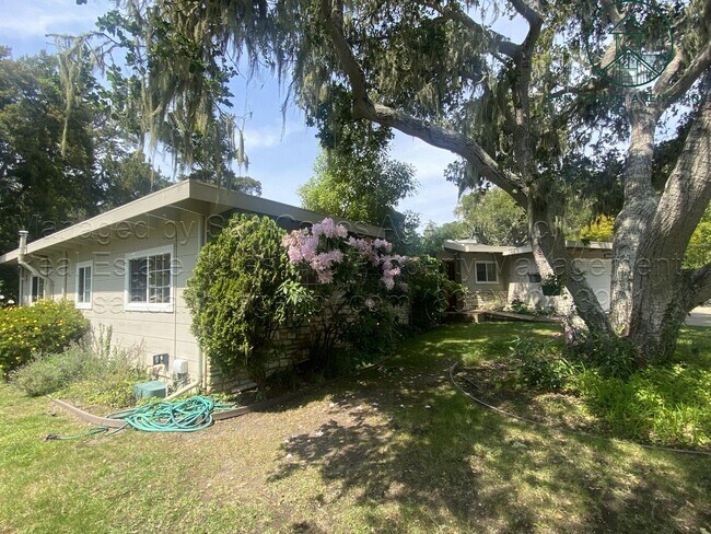 Foto del edificio - Spacious Three Bedroom Home in Carmel Hills on Gorgeous Lot