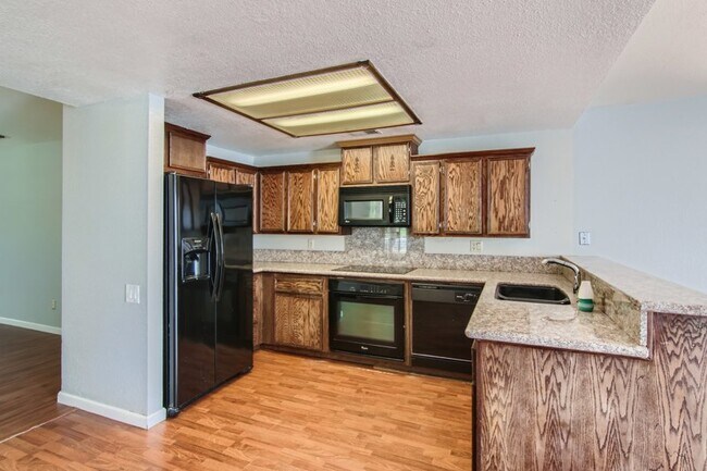 Building Photo - 1632 Klamath River Drive