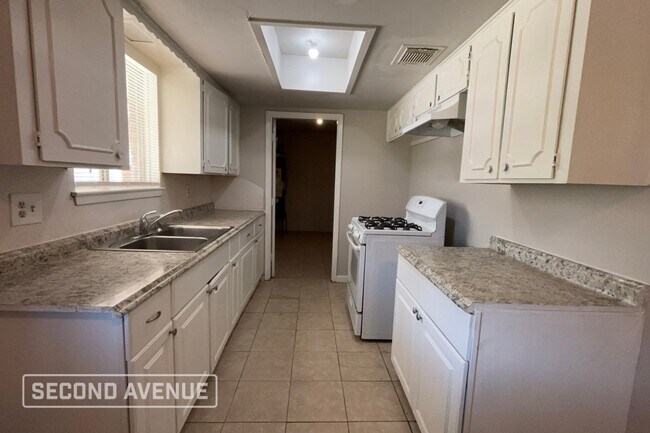 Foto del edificio - 3302 Charriton Dr