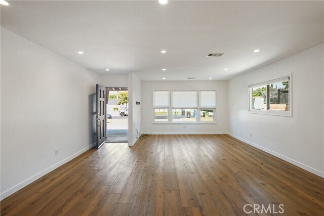Building Photo - 6615 Farralone Ave
