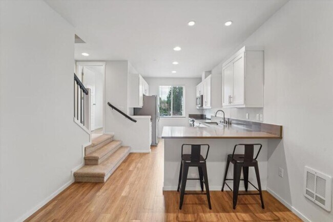 Foto del edificio - 2 bedroom in Mountlake Terrace WA 98043
