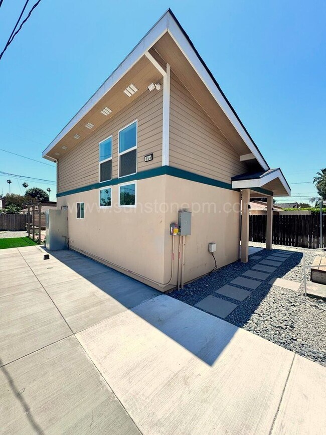Building Photo - 2 Bedroom, 1 bathroom