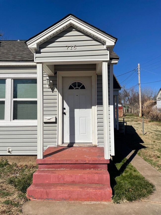 Foto del edificio - 1 bed 1 bath duplex nestled in Chickasha Oklahoma! large yard, laundry connections, NEWLY REMODELED!