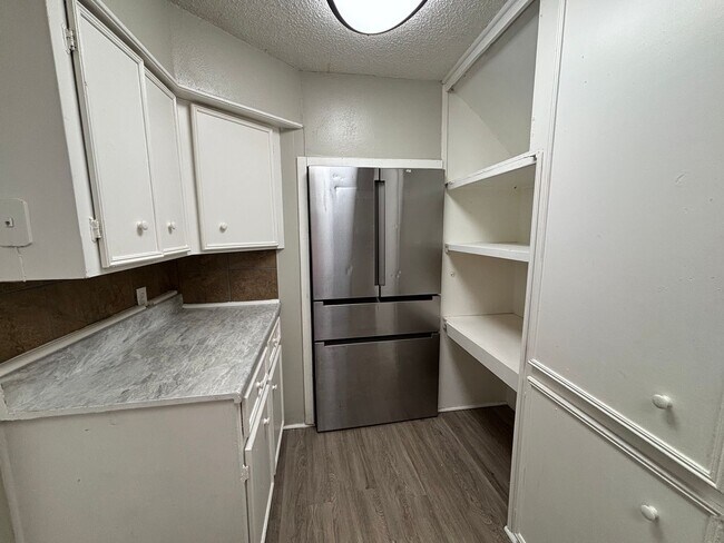 Foto del edificio - Lovely 5 Bedroom 2 Bathroom with a Fenced Backyard!