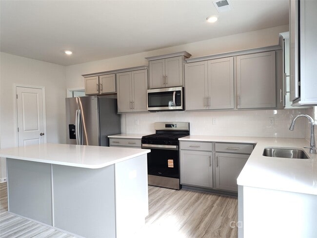 Building Photo - 1404 Secrest Cmns Dr