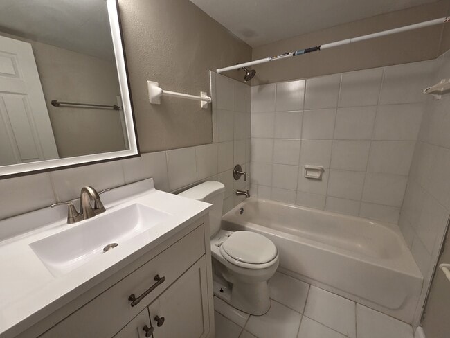 Building Photo - 2624 Roseland Terrace