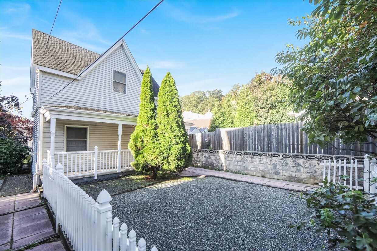 Primary Photo - 18 Valley Place, Edgewater, NJ 07020 - 1 B...