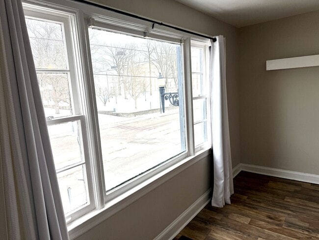 Foto del edificio - 329 W Broadway St