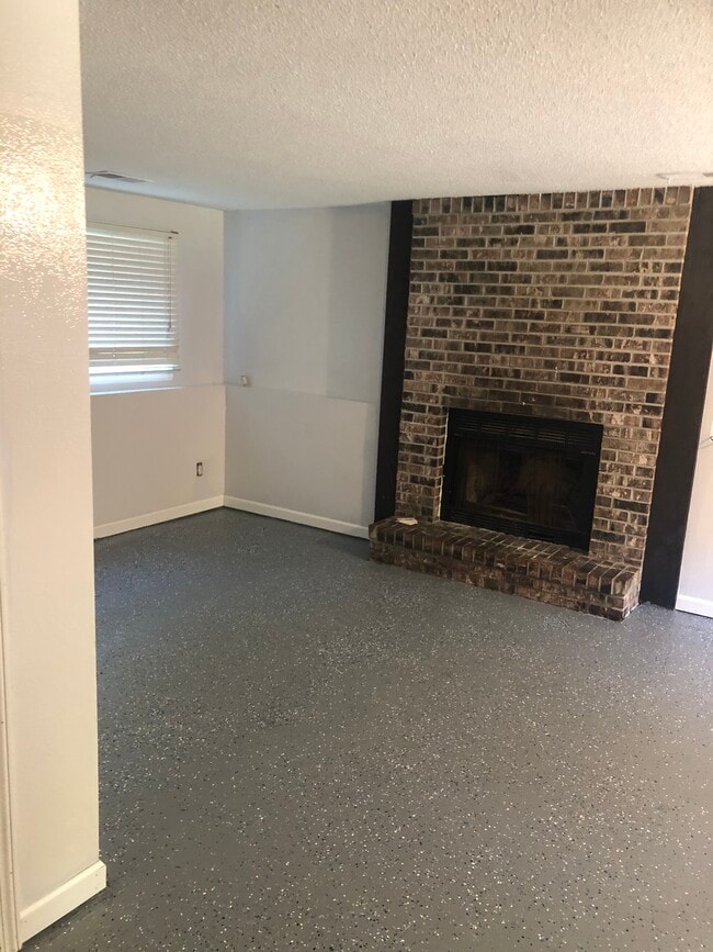 Building Photo - 1675 Valley View Dr